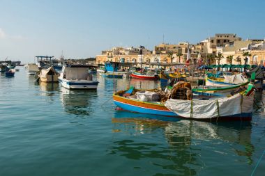 MARSAXLOKK balıkçı köyü liman deniz araçları ile