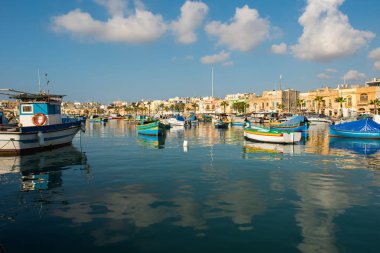 MARSAXLOKK balıkçı köyü liman deniz araçları ile