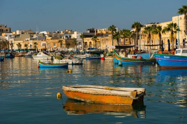 MARSAXLOKK balıkçı köyü liman deniz araçları ile