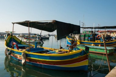 MARSAXLOKK balıkçı köyü liman deniz araçları ile