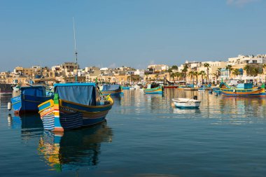 MARSAXLOKK balıkçı köyü liman deniz araçları ile