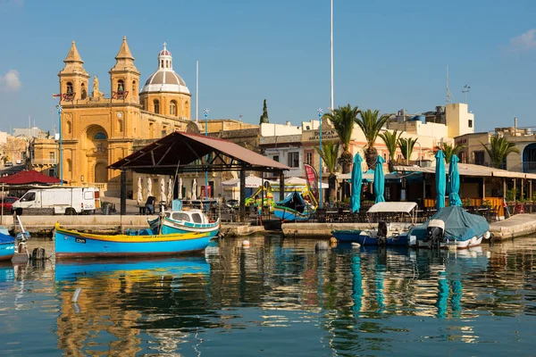 Marsaxlokk halászati falu kikötő hajók — Stock Fotó