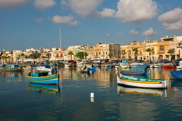 Marsaxlokk fiskehamn byn med båtar — Stockfoto