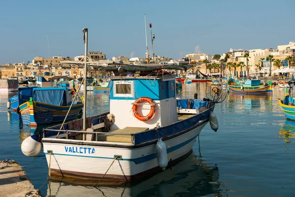 Marsaxlokk fiskehamn byn med båtar — Stockfoto
