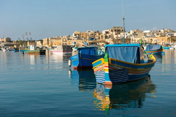 Marsaxlokk fiskehamn byn med båtar — Stockfoto