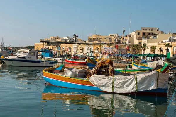 Marsaxlokk fiskehamn byn med båtar — Stockfoto