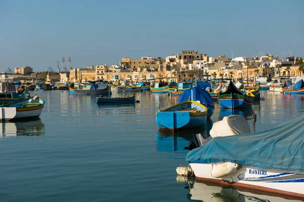 Marsaxlokk fiskehamn byn med båtar — Stockfoto