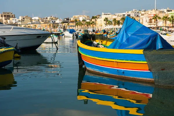 Marsaxlokk fiskehamn byn med båtar — Stockfoto