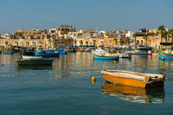 MARSAXLOKK balıkçı köyü liman deniz araçları ile