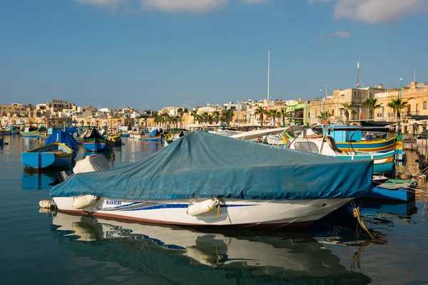 Marsaxlokk fiskehamn byn med båtar — Stockfoto