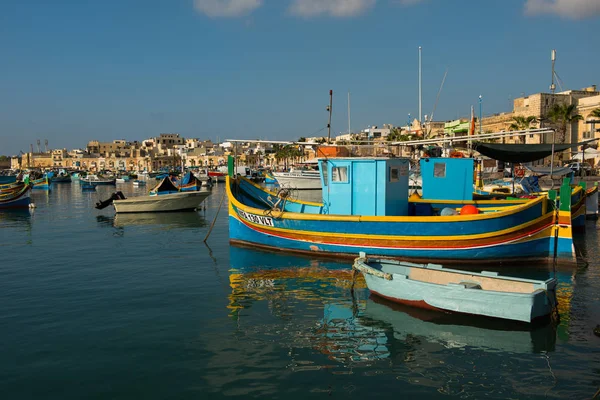 Marsaxlokk fiskehamn byn med båtar — Stockfoto