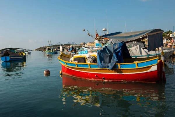 Puerto del pueblo pesquero de Marsaxlokk con barcos — Foto de Stock