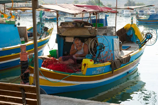 MARSAXLOKK balıkçı köyü liman deniz araçları ile — Stok fotoğraf