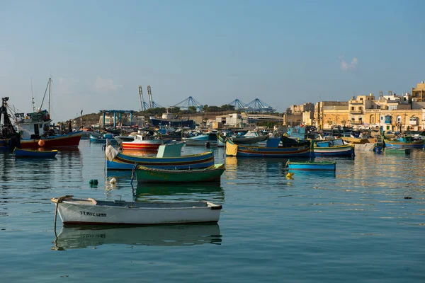 보트와 Marsaxlokk 낚시 마 항구 — 스톡 사진