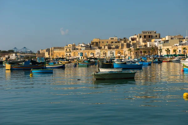 Marsaxlokk vila piscatória porto com barcos — Fotografia de Stock