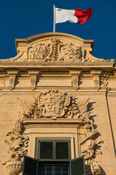 Vlag van Malta op de top van de Auberge de Castille — Stockfoto