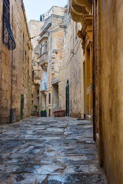 Estrecha calle mediterránea. Birgu, Malta —  Fotos de Stock