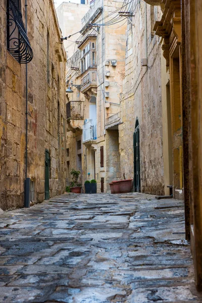 Estrecha calle mediterránea. Birgu, Malta —  Fotos de Stock