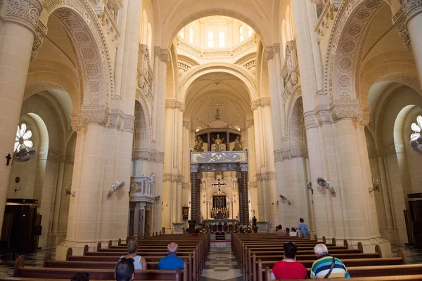 Inre av den katolska kyrkan Ta Pinu, Malta — Stockfoto