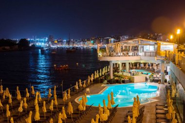 Turistler rahatlatıcı bir Yüzme Havuzu geceleri yakınındaki.