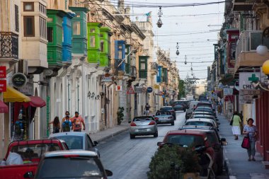 Dar sokaklar ve renkli balkonlar. Malta