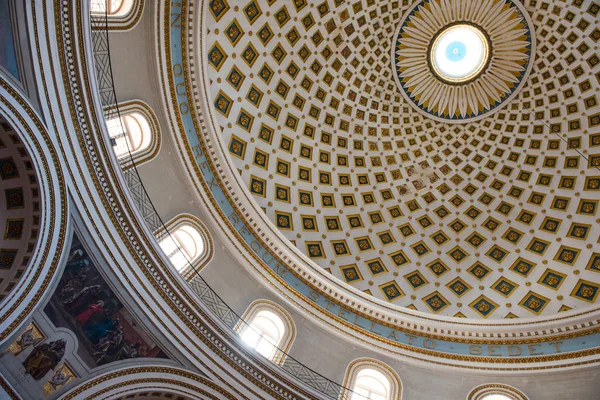 Mosta 원형 건물의 돔의 내부입니다. 몰타 — 스톡 사진