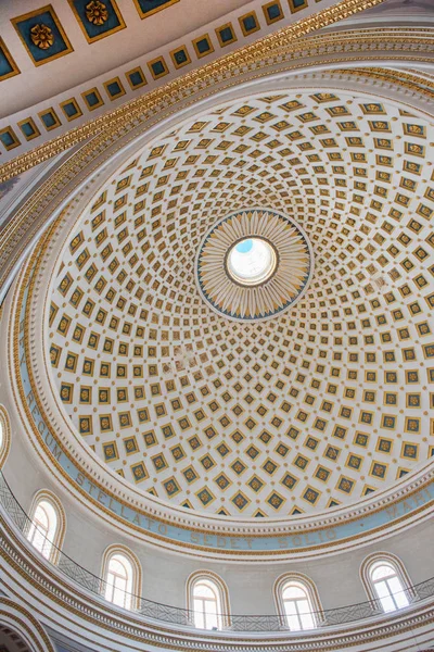 Mosta 원형 건물의 돔의 내부입니다. 몰타 — 스톡 사진