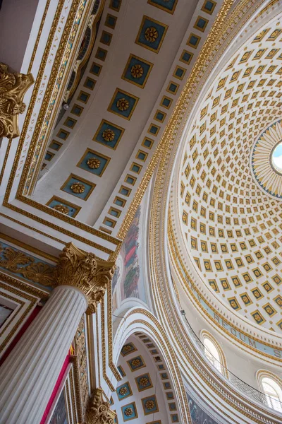 Wnętrze kopuły rotunda w Mosta. Malta — Zdjęcie stockowe