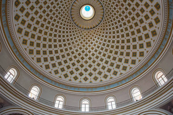 Mosta 円形建築のドームの内部。マルタ — ストック写真
