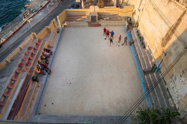 Juegos Los residentes locales de La Valeta jugando bocce (bocci) juego — Foto de Stock