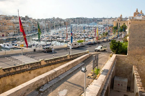 Łodzie i jachty kotwiczenia w Valletta, Malta — Zdjęcie stockowe