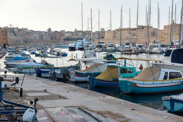 Båtar och yachter förankring i Valletta, Malta — Stockfoto