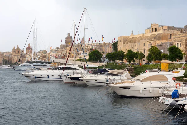 Båtar och yachter förankring i Valletta, Malta — Stockfoto