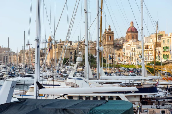 Tekneler ve yatlar Valletta, Malta ankraj