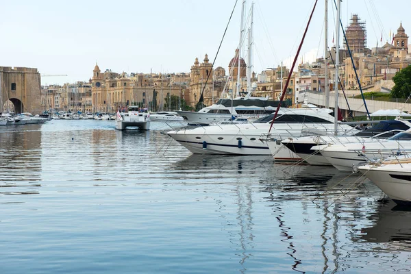 Tekneler ve yatlar Valletta, Malta ankraj