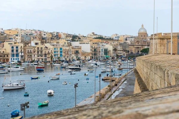 Łodzie i jachty kotwiczenia w Valletta, Malta — Zdjęcie stockowe