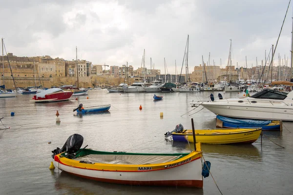 Tekneler ve yatlar Valletta, Malta ankraj