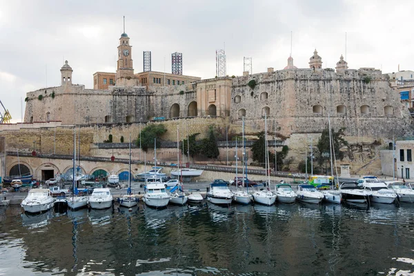 Båtar och yachter förankring i Valletta, Malta — Stockfoto