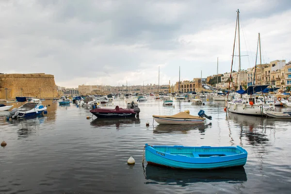 Csónakok és jachtok rögzítése, Valletta, Málta — Stock Fotó