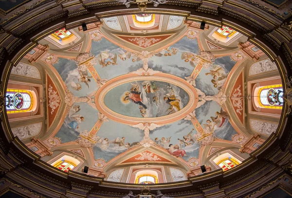 Techo barroco pintado en una iglesia católica, Malta — Foto de Stock