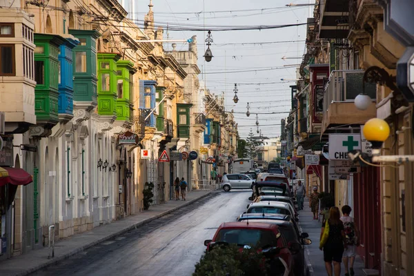 Узкие улочки и красочные балконы. Мальта — стоковое фото