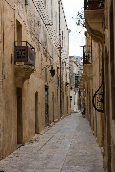 Dar sokaklar ve renkli balkonlar. Malta