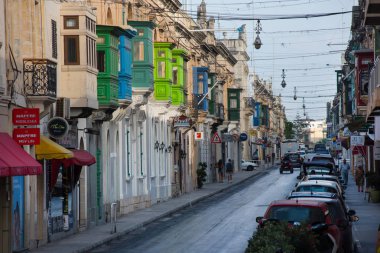 Dar sokaklar ve renkli balkonlar. Malta