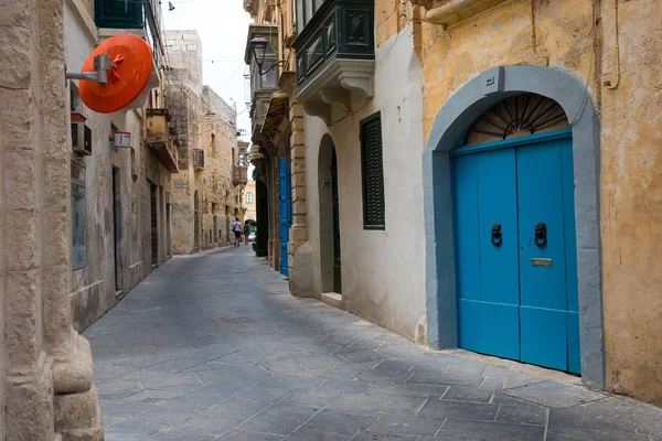 狭窄的街道和多彩的阳台。马耳他 — 图库照片