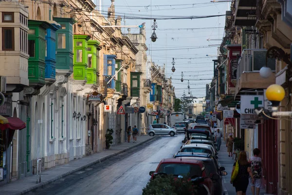 Dar sokaklar ve renkli balkonlar. Malta