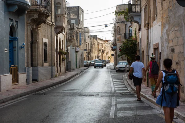 Calles estrechas y balcones coloridos. Malta — Foto de Stock