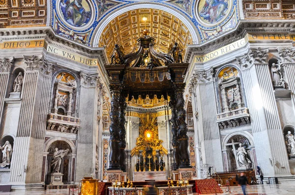 Baldaquín de San Pedro en la basílica. Vaticano — Foto de Stock