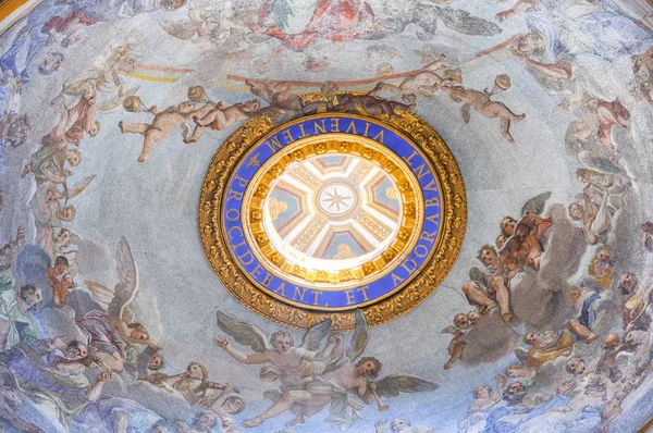 Koepel van de Saint Peter's Basiliek koepel geschilderd — Stockfoto