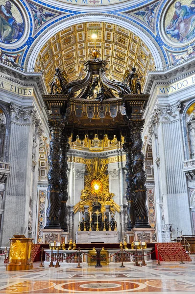 Baldaquin Saint-Pierre dans la basilique. Vatican — Photo