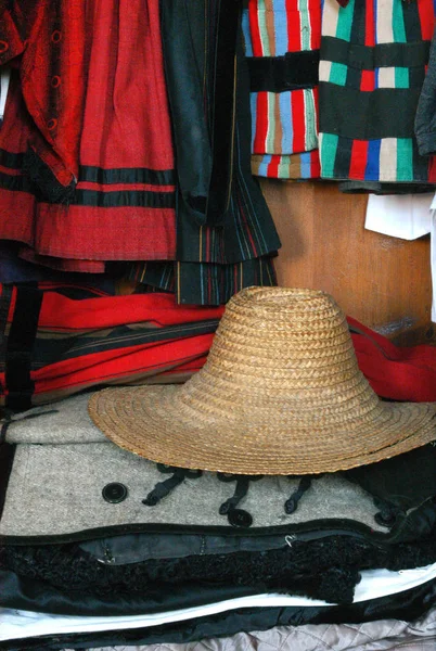Hagyományos, vintage ruhák és egy kalap egy szekrényben — Stock Fotó